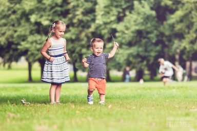 Fotoshoot Elsenburgerbos in Rijswijk Een meisje en een peuter spelen op een grasveld in het park.