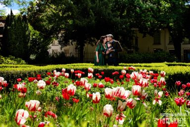 Fotoshoot bij Prinsenhof Groep mensen poseren tussen kleurrijke bloemen in een groene tuin.